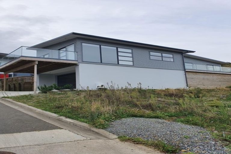 Photo of property in 9a Grumman Lane, Newlands, Wellington, 6037