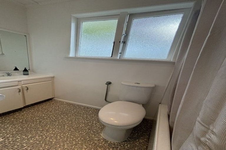 Photo of property in 2/10 William Bond Street, Stanley Point, Auckland, 0624