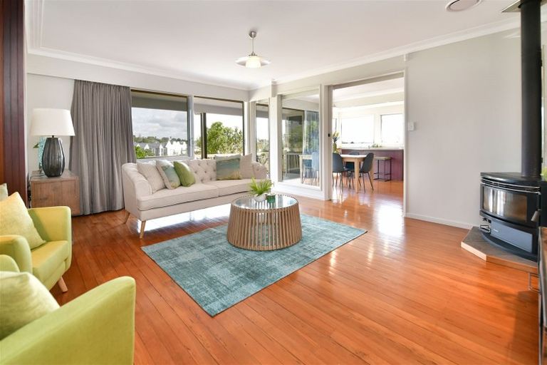 Photo of property in 12 Tawhana Crescent, Red Beach, 0932