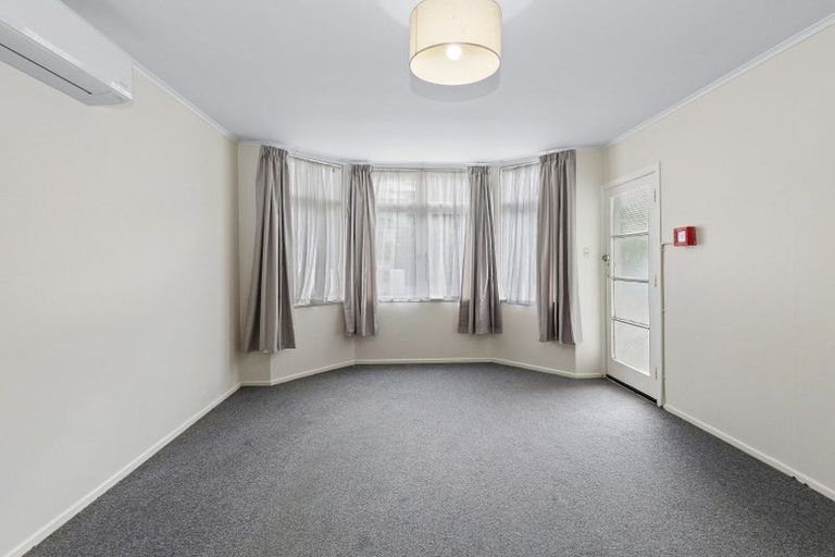 Photo of property in 87 Queens Drive, Lyall Bay, Wellington, 6022