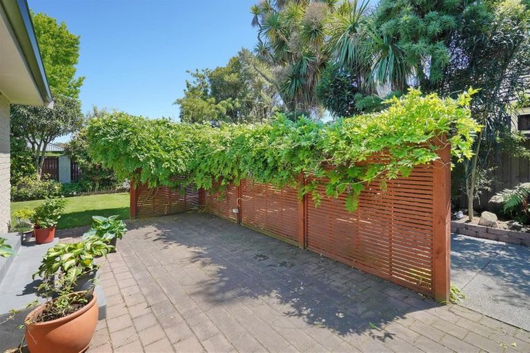 Photo of property in 8 Brookby Crescent, Avonhead, Christchurch, 8042