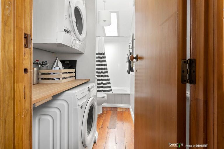 Photo of property in 180 Sutherland Road, Lyall Bay, Wellington, 6022