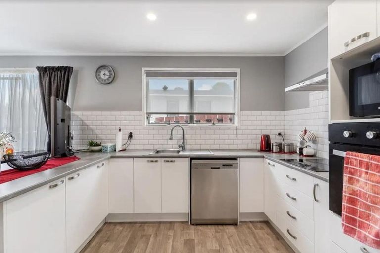 Photo of property in 34 Burbank Avenue, Manurewa, Auckland, 2102