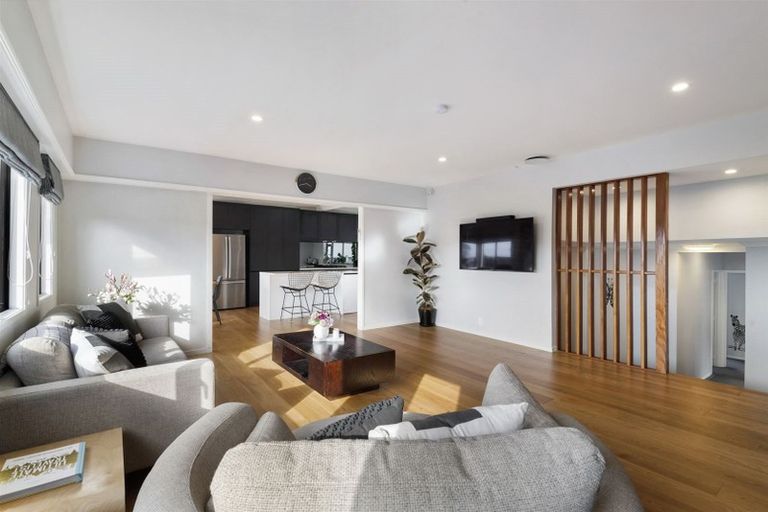 Photo of property in 1/52 Pupuke Road, Hillcrest, Auckland, 0627