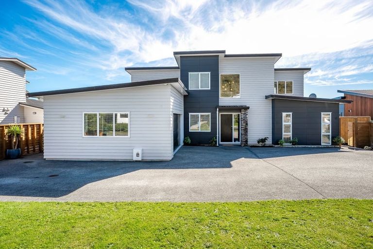 Photo of property in 3 Okataina Way, Aotea, Porirua, 5024