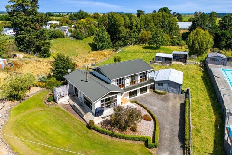 Photo of property in 35 Weraroa Road, Waverley, 4510