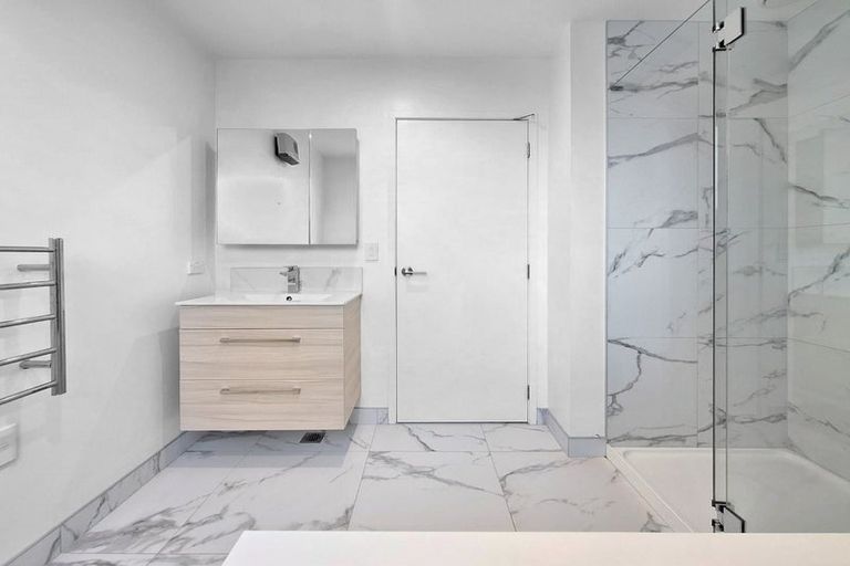 Photo of property in 5/2 Jadewynn Drive, Massey, Auckland, 0614