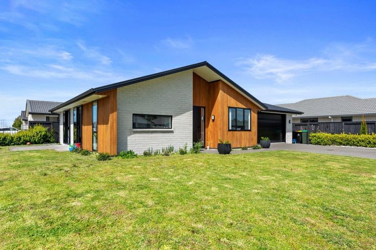 Photo of property in 90 Hills View Drive, Papamoa, 3118