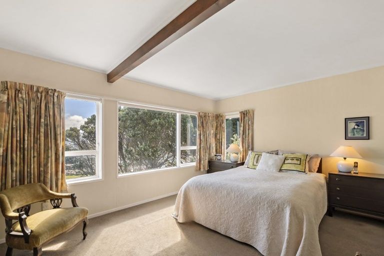 Photo of property in 70 Nevay Road, Karaka Bays, Wellington, 6022