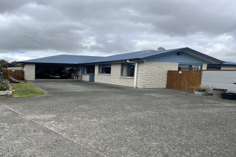 Photo of property in 32 Somerset Crescent, Highbury, Palmerston North, 4412