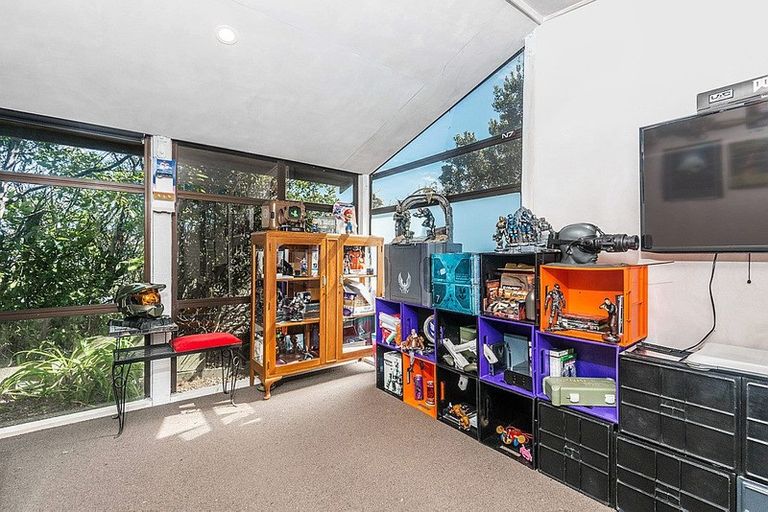 Photo of property in 33 Omega Street, Newlands, Wellington, 6037