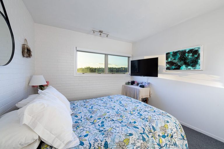 Photo of property in Seaview Apartments, 8/64 Milford Road, Milford, Auckland, 0620