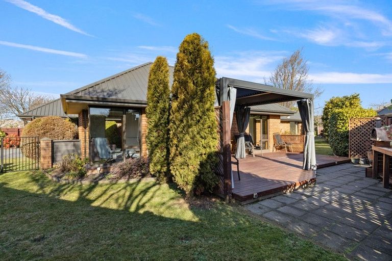 Photo of property in 8 Brockhall Lane, Avonhead, Christchurch, 8042