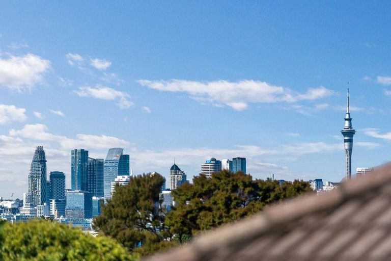 Photo of property in 26 Holdaway Avenue, Northcote, Auckland, 0627