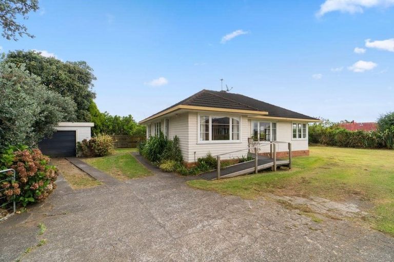 Photo of property in 16 London Street, Te Atatu Peninsula, Auckland, 0610