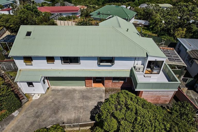 Photo of property in 20 Lyndfield Lane, Newlands, Wellington, 6037