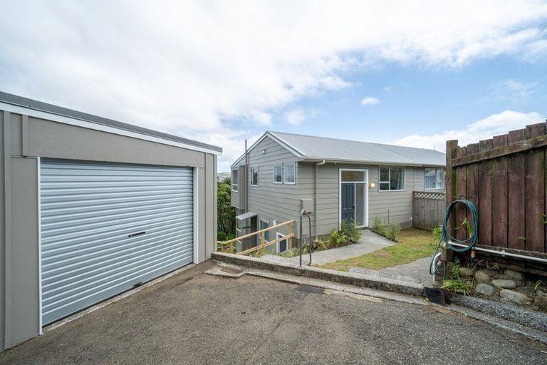 Photo of property in 29a Chetwode Grove, Newlands, Wellington, 6037