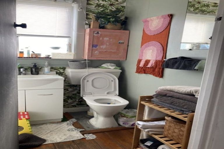 Photo of property in 36 Howard Road, Northcote, Auckland, 0627
