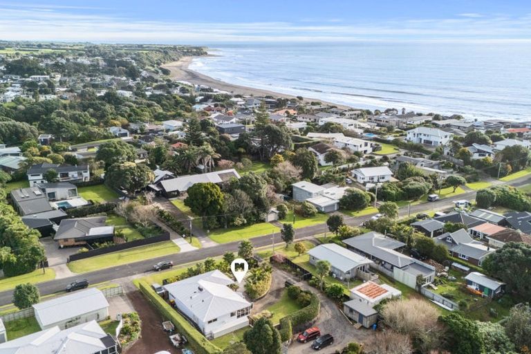 Photo of property in 37 Mcfarlane Street, Oakura, 4314