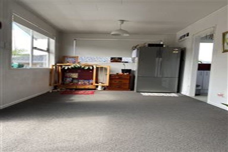 Photo of property in 16 Temuri Place, Glendene, Auckland, 0602