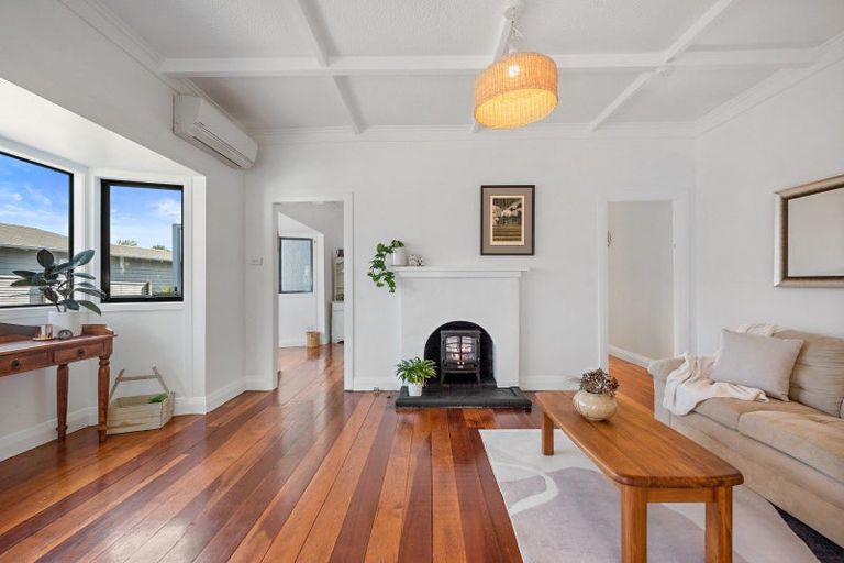 Photo of property in 2/33a Glen Road, Stanley Point, Auckland, 0624