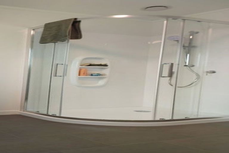 Photo of property in 24 Holdaway Avenue, Northcote, Auckland, 0627