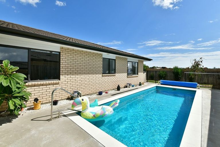 Photo of property in 19 Raabia Close, Parakai, 0830