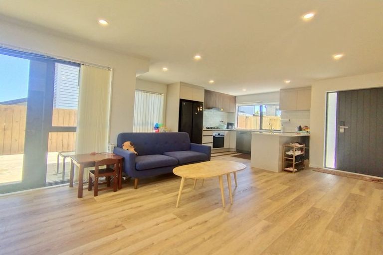 Photo of property in 43b West Harbour Drive, West Harbour, Auckland, 0618