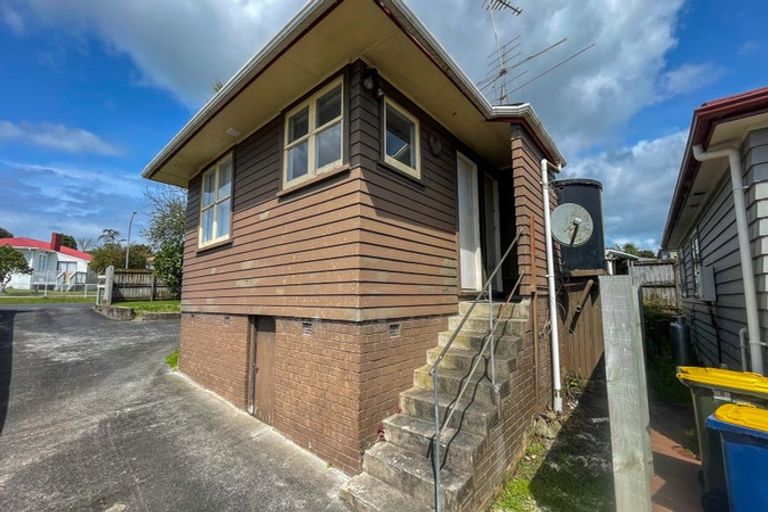 Photo of property in 12 Gill Avenue, Te Atatu Peninsula, Auckland, 0610