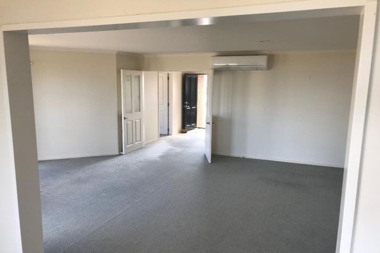 Photo of property in 52 Miles Crescent, Newlands, Wellington, 6037