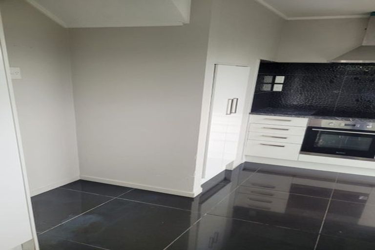 Photo of property in 15 Tiki Street, New Lynn, Auckland, 0600