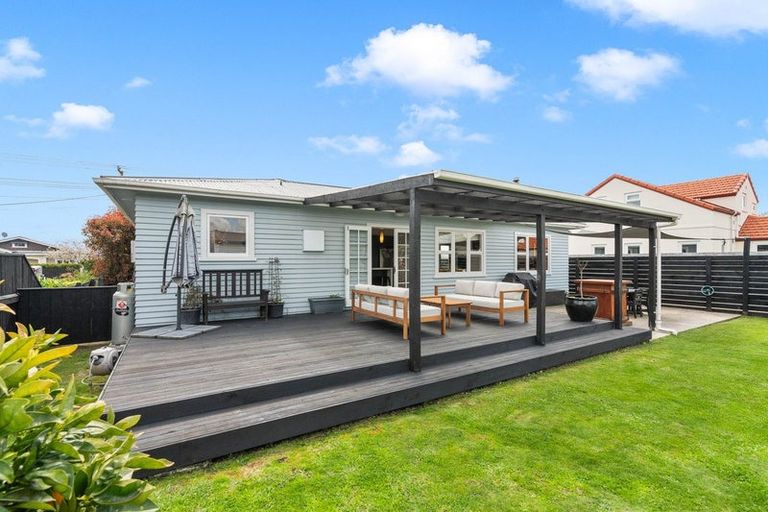 Photo of property in 73 Jellicoe Street, Martinborough, 5711