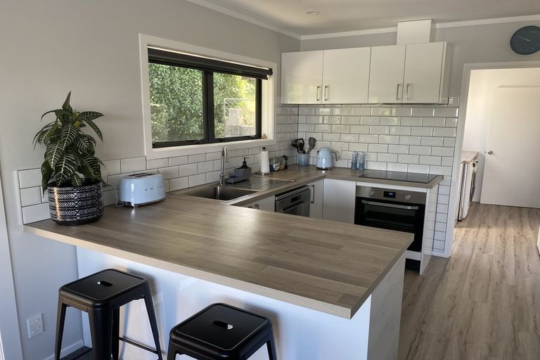 Photo of property in 2/10 Coroglen Avenue, Birkenhead, Auckland, 0626