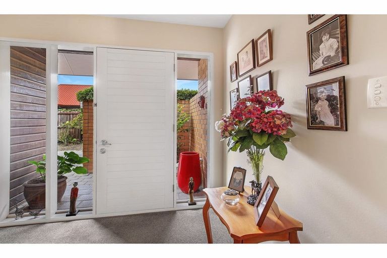 Photo of property in 35 Glenburn Place, Avonhead, Christchurch, 8042