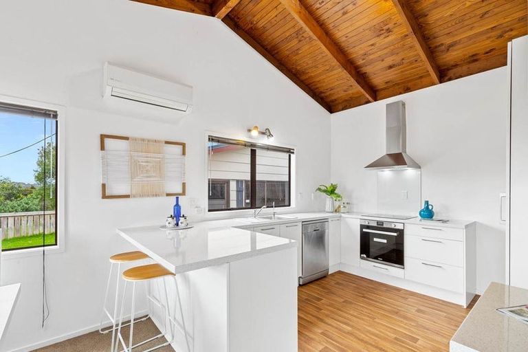 Photo of property in 116 Whangaparaoa Road, Red Beach, 0932