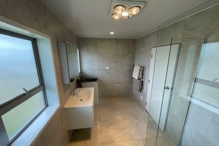 Photo of property in 30 Walton Street, Red Beach, 0932