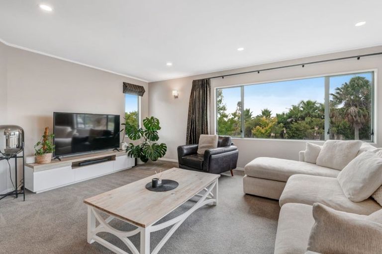 Photo of property in 24 Goldfinch Rise, Unsworth Heights, Auckland, 0632