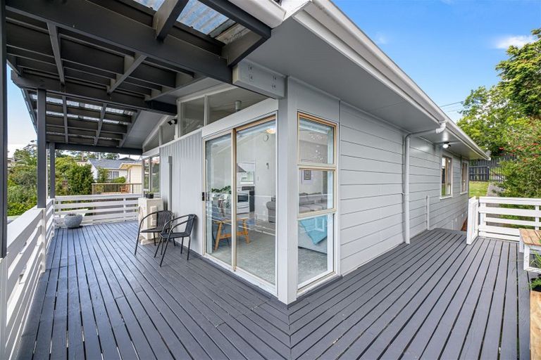 Photo of property in 100 Awaroa Road, Sunnyvale, Auckland, 0612