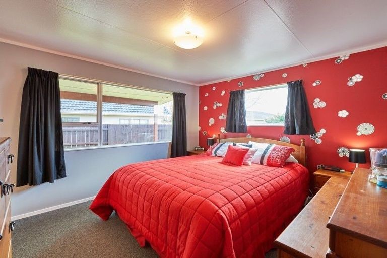 Photo of property in 10 Grange Place, Milson, Palmerston North, 4414