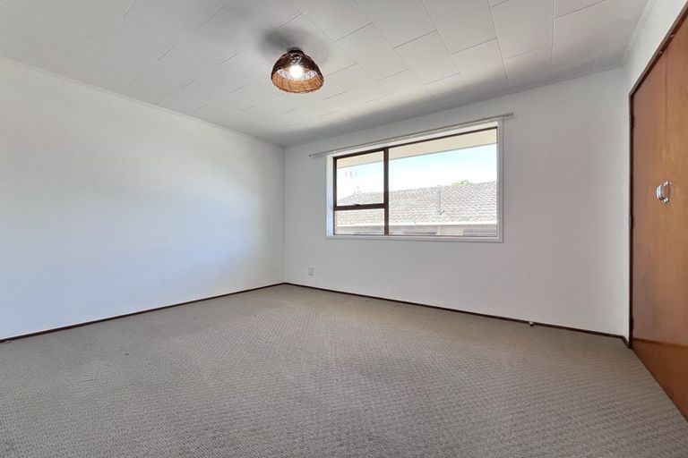 Photo of property in 28 Butterworth Drive, Glendene, Auckland, 0602