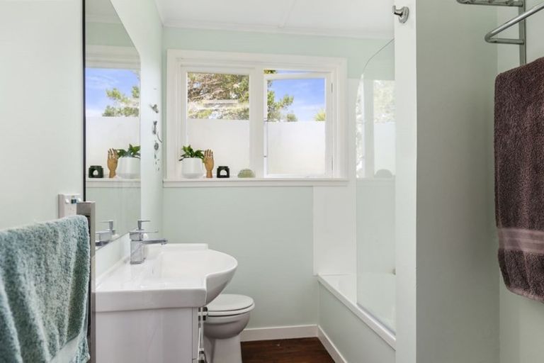 Photo of property in 10 Montgomery Avenue, Karori, Wellington, 6012
