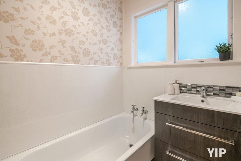 Photo of property in 96 Stewart Drive, Newlands, Wellington, 6037