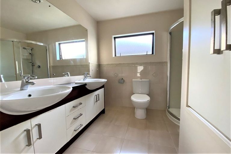 Photo of property in 4 Luxor Place, Massey, Auckland, 0614