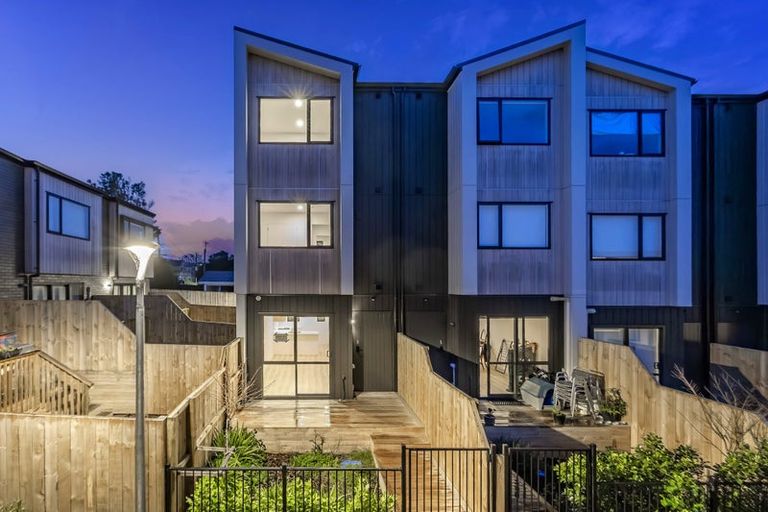 Photo of property in 17 Paetai Lane, Te Atatu Peninsula, 0610