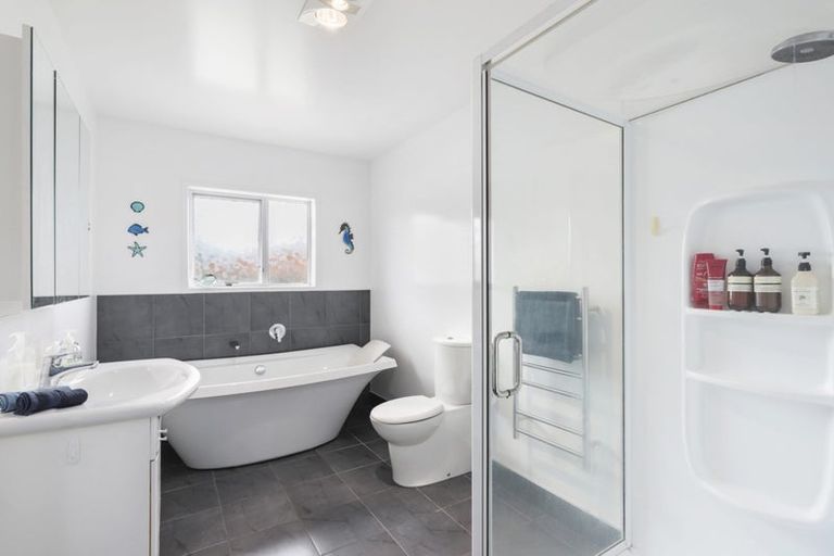 Photo of property in 6 Taioma Crescent, Te Atatu Peninsula, Auckland, 0610