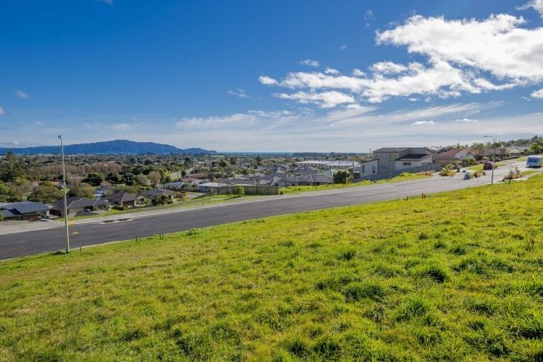 Photo of property in 10 Kakariki Grove, Waikanae, 5036