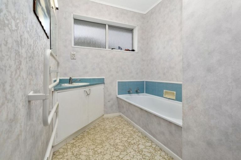 Photo of property in 37 Edgecombe Street, Newlands, Wellington, 6037