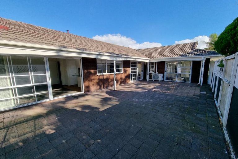 Photo of property in 2 Framalda Place, Conifer Grove, Takanini, 2112