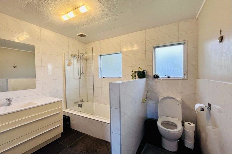Photo of property in 2/60 Taikata Road, Te Atatu Peninsula, Auckland, 0610