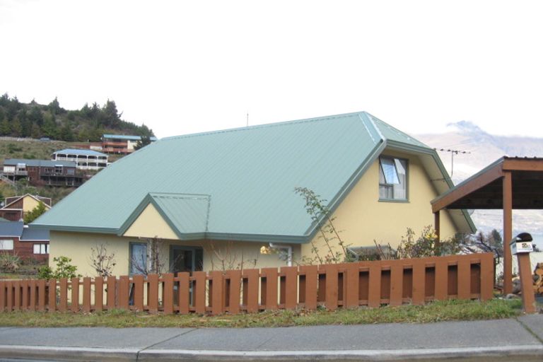 Photo of property in 2a Wye Place, Fernhill, Queenstown, 9300